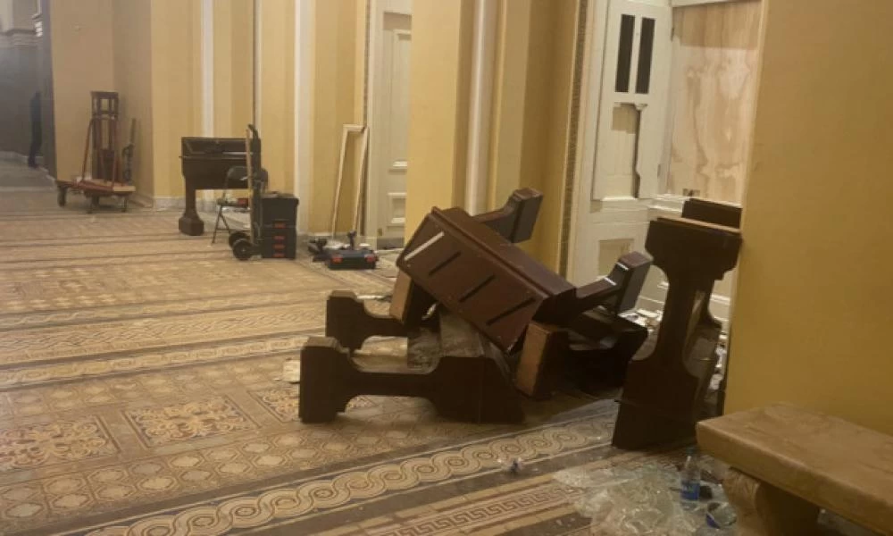 Διαλυμένα τα πάντα: Αχούρι το γραφείο της Πελόζι μετά την εισβολή (βίντεο)